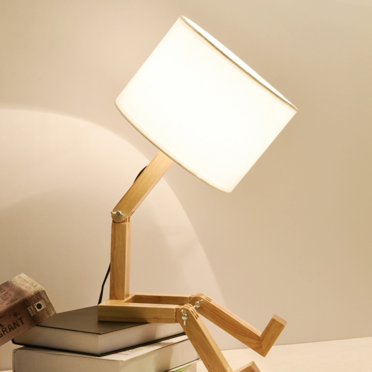 Lampara De Escritorio Portatil Persona Articulable En Madera - Imagen 3