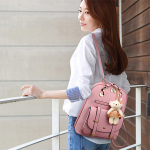 Cartera Mochila Urbana Con Peluche Dama De Cuerina - Imagen 7