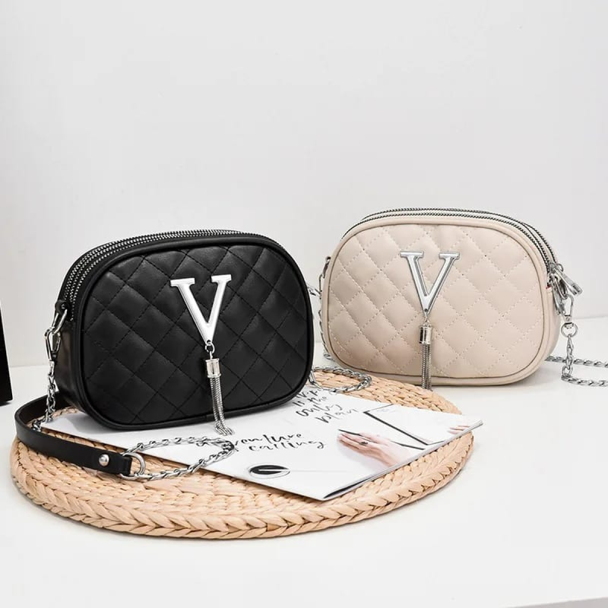 Bandolera Cartera Capitoneada Con Cadena V - Imagen 7