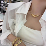 Collar Rigido Gargantilla Choker Moderno Con Detalle Curvo - Imagen 3
