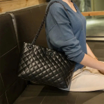 Bolso Cartera Capitoneado En Cuero Pu Con Correa Cadena Negro Geométrico Níquel - Imagen 5